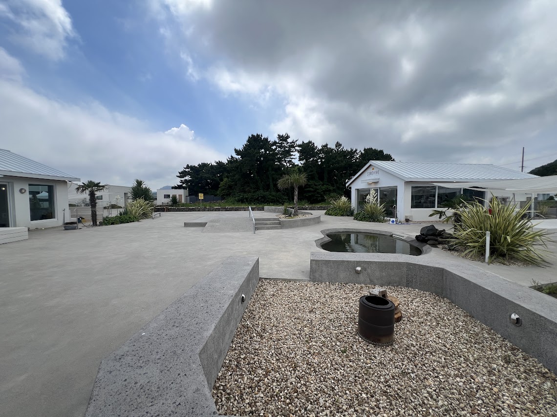 Wide view of Hollain Park at Jongdal Hollain